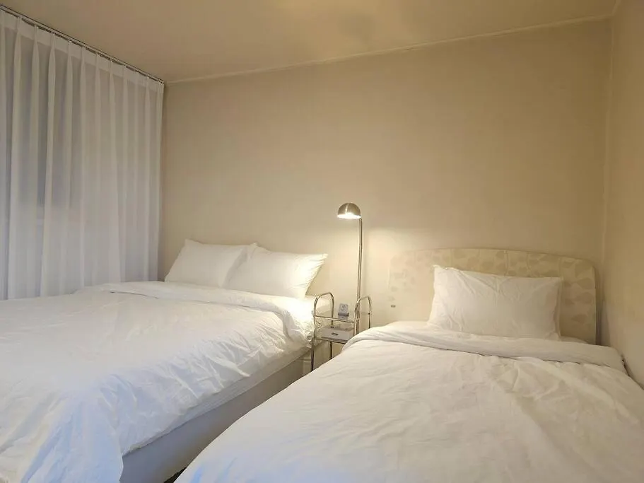 Hongdae, 10Mins To Hapjeong Station, Mangwon Station, 2 Rooms 3 Beds, Max 5Pax Seoel Zuid-Korea