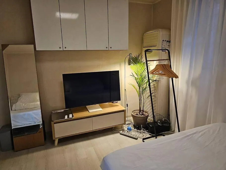 Hongdae, 10Mins To Hapjeong Station, Mangwon Station, 2 Rooms 3 Beds, Max 5Pax Seul Villa