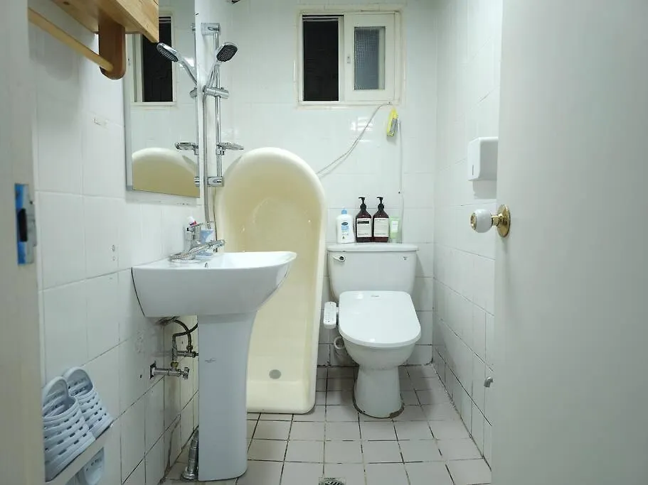 Villa Hongdae, 10Mins To Hapjeong Station, Mangwon Station, 2 Rooms 3 Beds, Max 5Pax Seoel Zuid-Korea